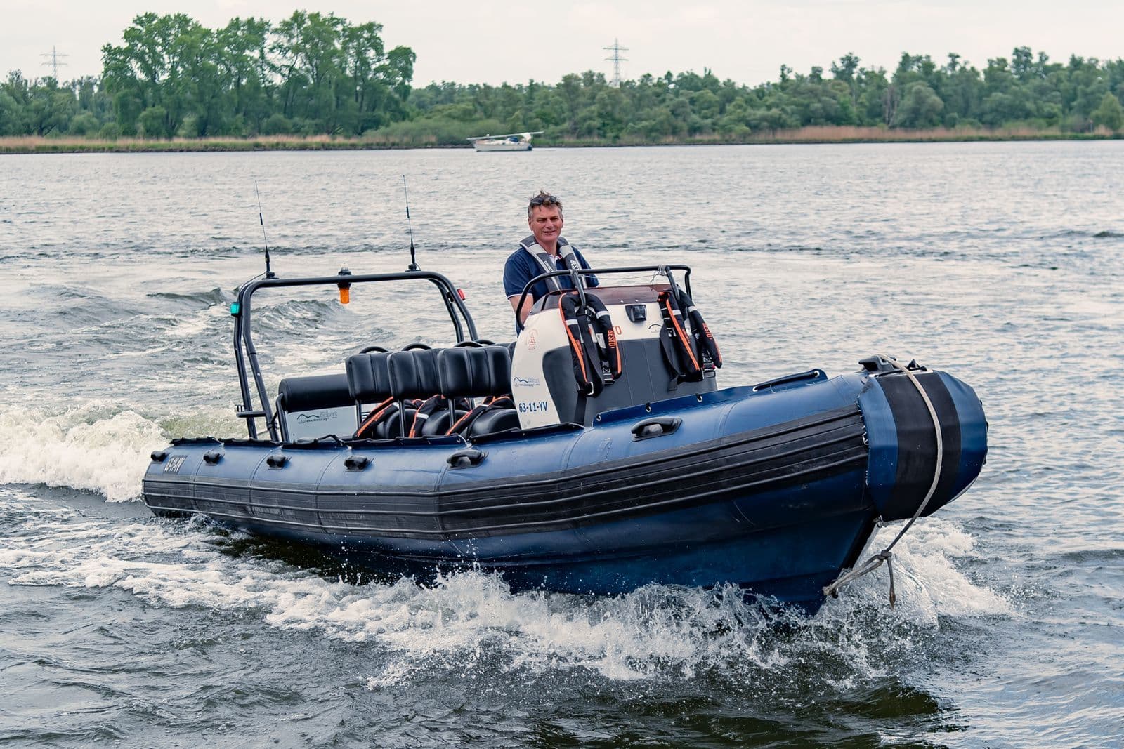 Ribrental steunt reddingstation Warder en KNRM Andijk foto 2