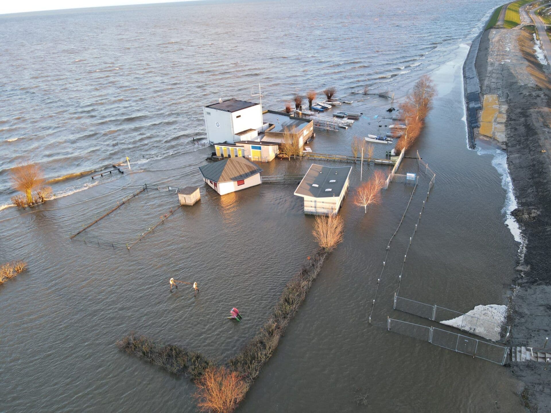 Hoogwater, Station Warder loopt onder
