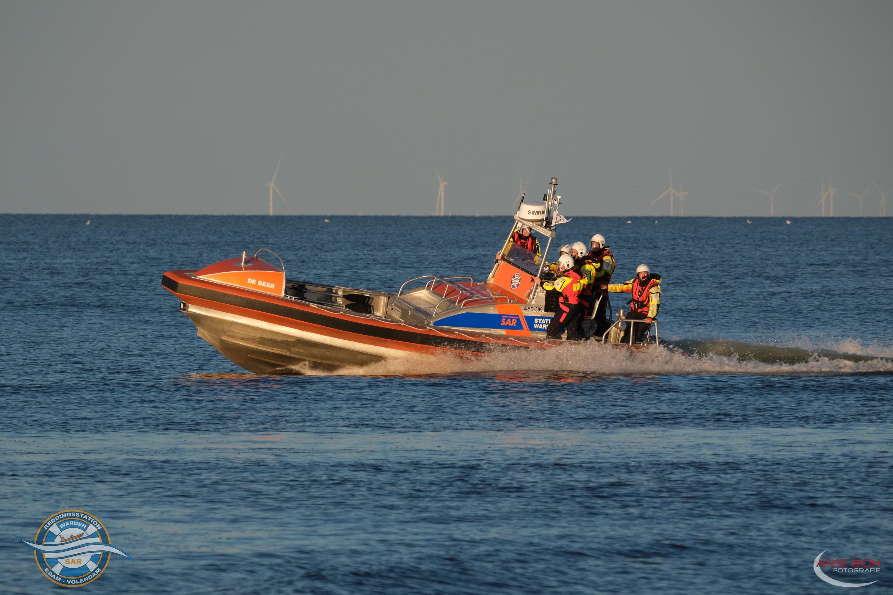 Reddingshelikopter tijdens inzet boven het water