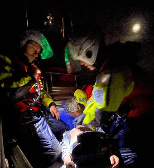 Reddingshelikopter tijdens inzet boven het water