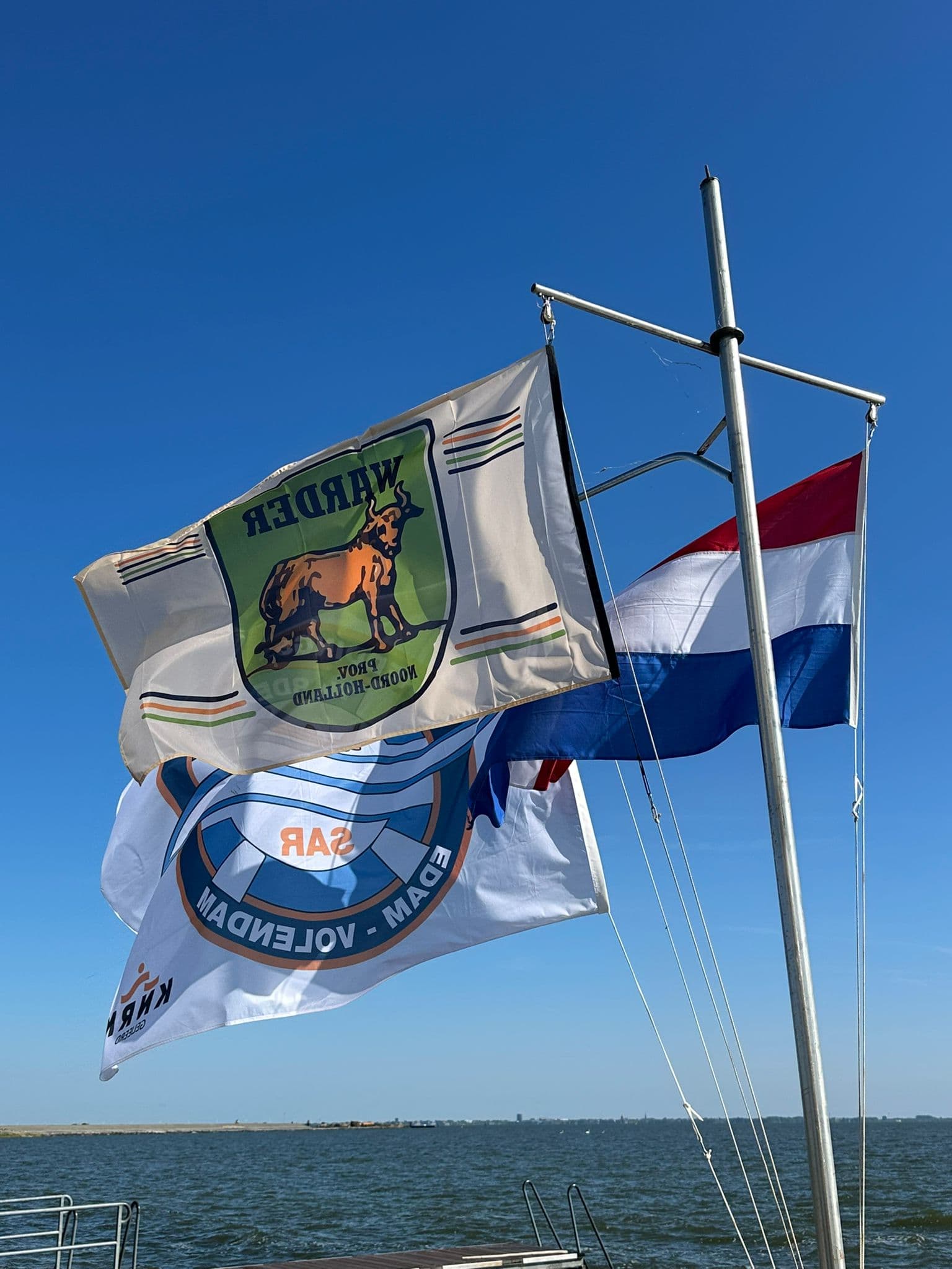 Reddingshelikopter tijdens inzet boven het water