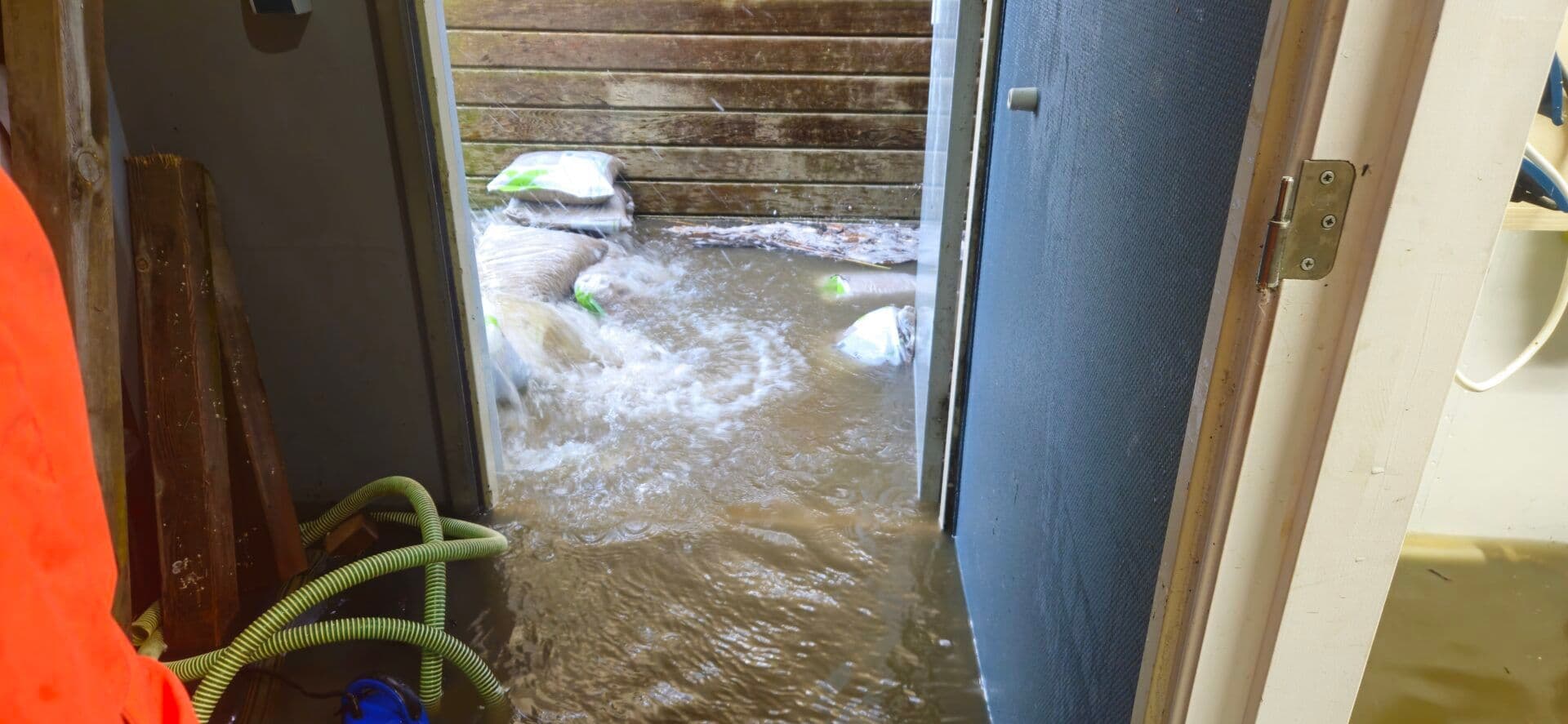 Hoogwater, Station Warder loopt onder foto 1