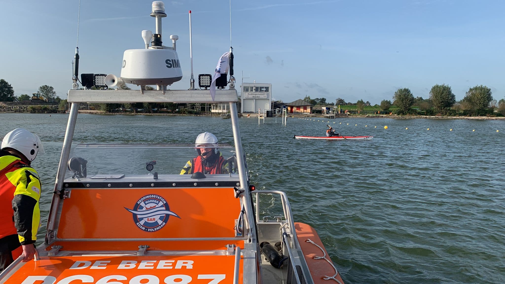 Reddingshelikopter tijdens inzet boven het water
