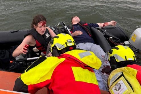 Reddingshelikopter tijdens inzet boven het water
