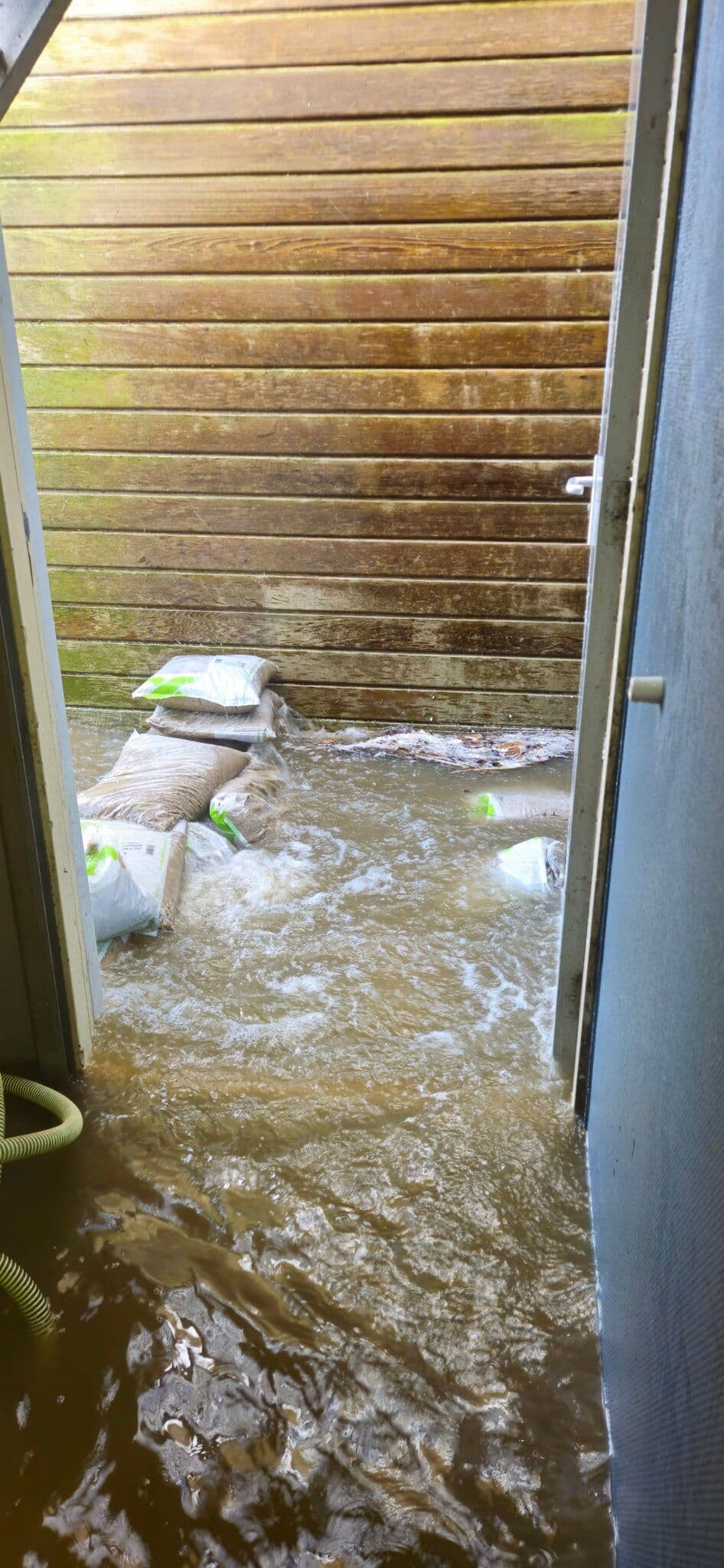 Hoogwater, Station Warder loopt onder foto 3