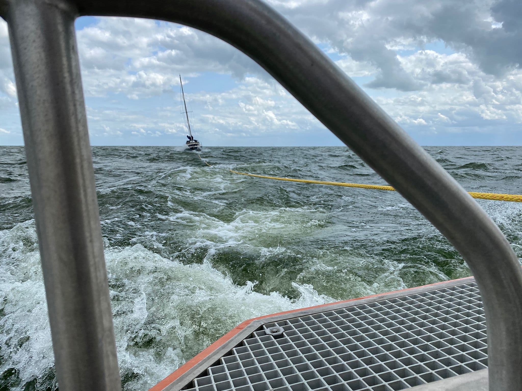 Reddingshelikopter tijdens inzet boven het water