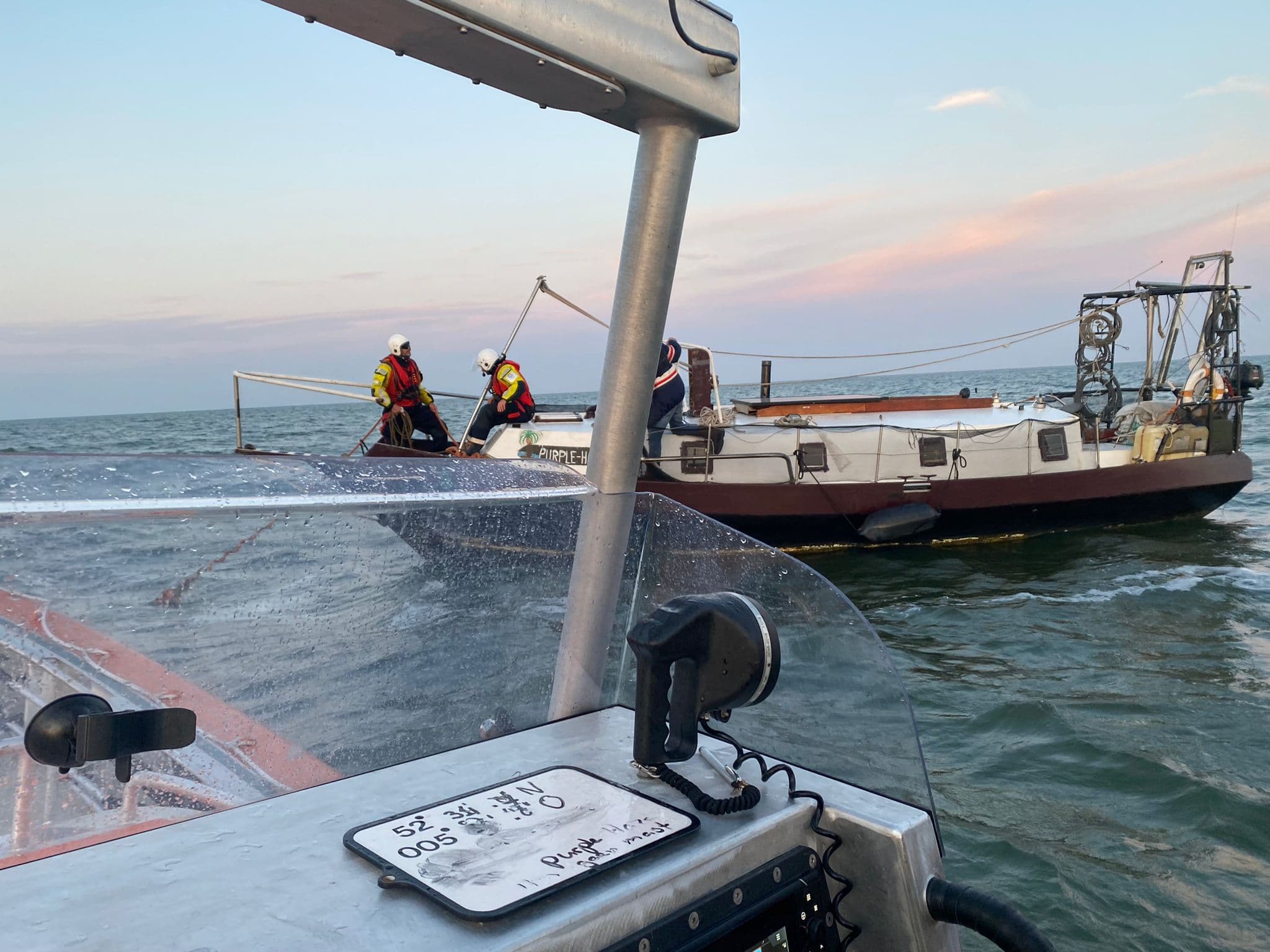 Reddingshelikopter tijdens inzet boven het water
