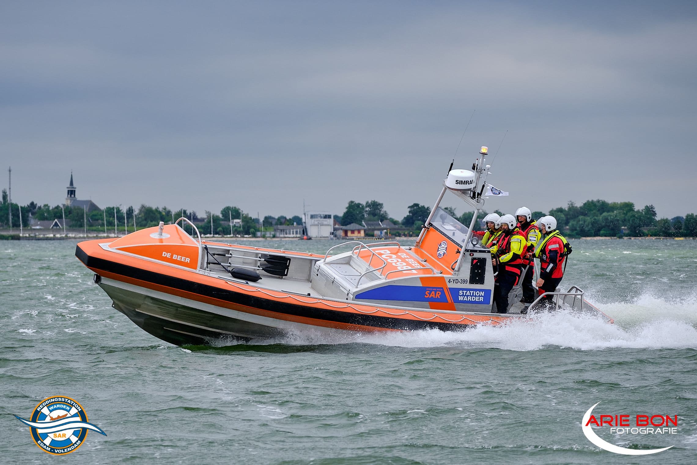 Reddingshelikopter tijdens inzet boven het water