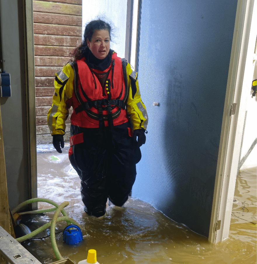 Hoogwater, Station Warder loopt onder foto 5