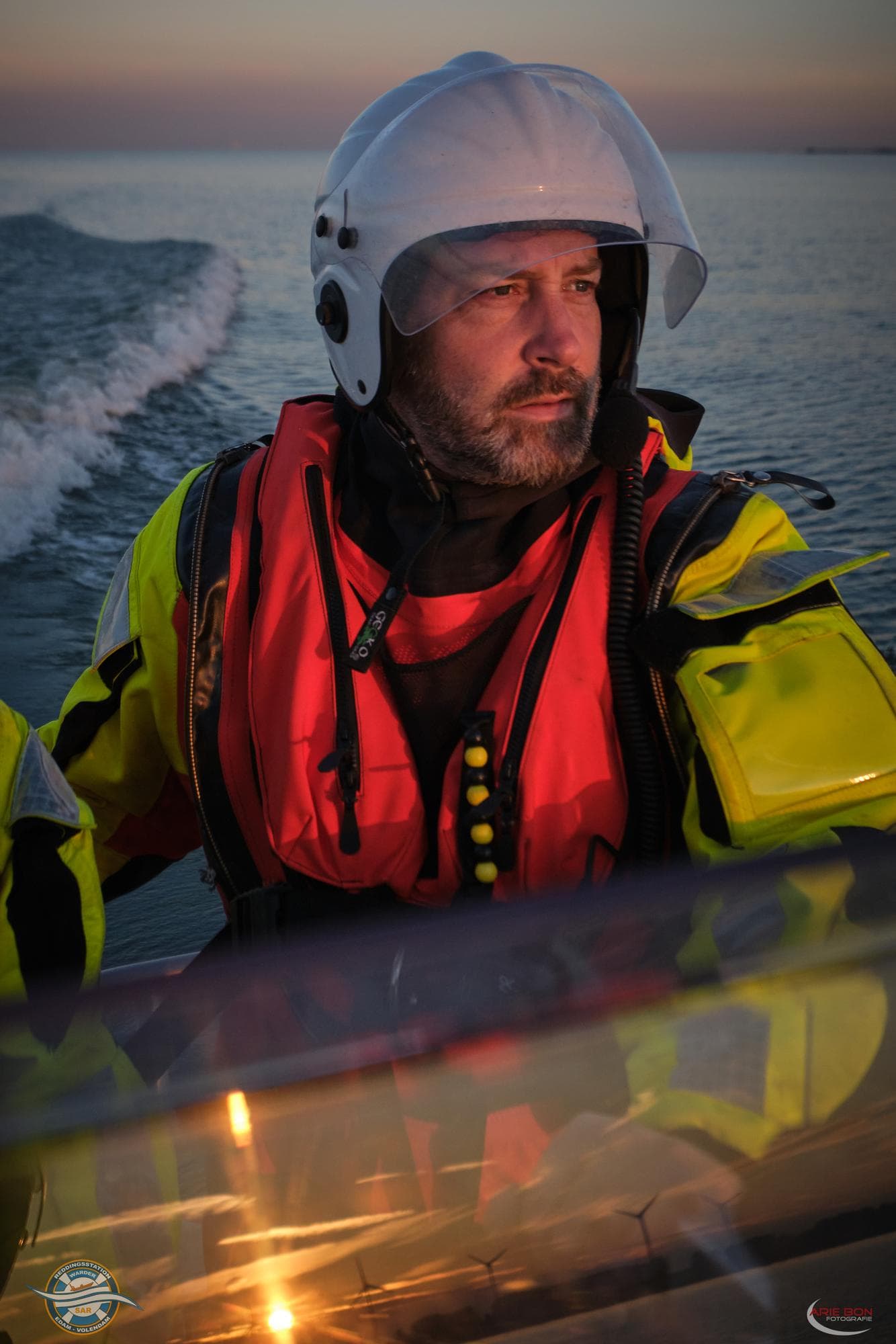 Lucht- en waterredding in de avond